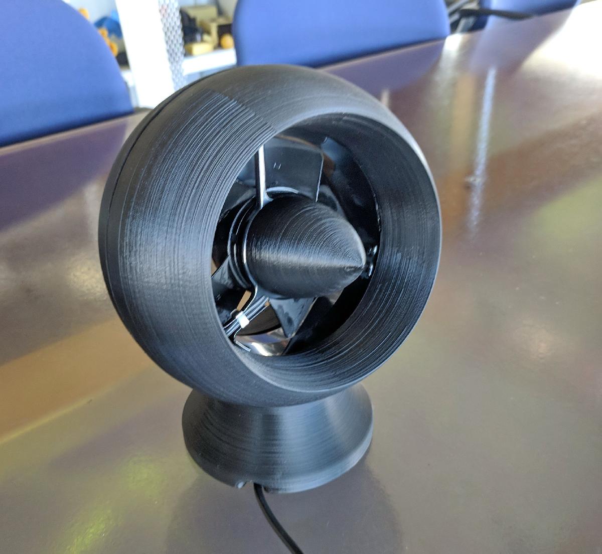 Ventilador de mesa feito de ventilador de computador reutilizado