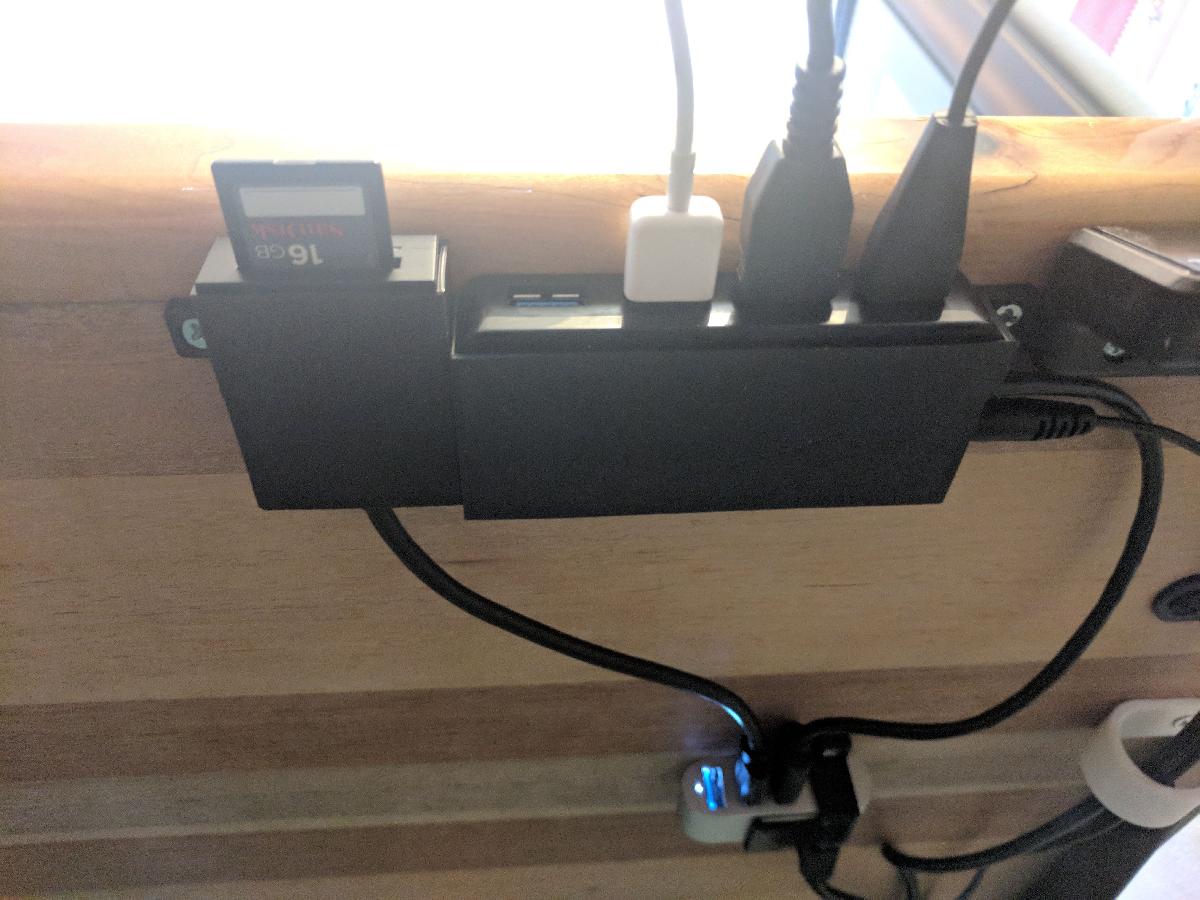 Leitor de cartao embutido e hub USB para mesa ajustavel