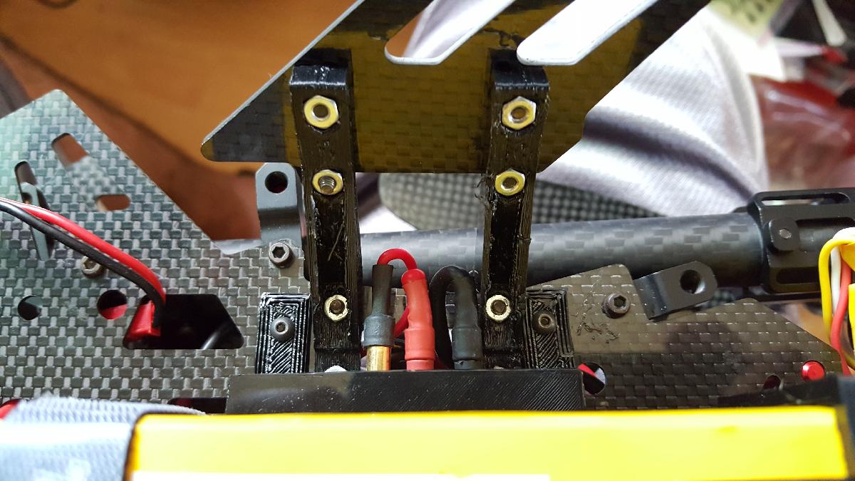 Suporte em L para trem de pouso estendido Quanum XJ470 da Hobby King.