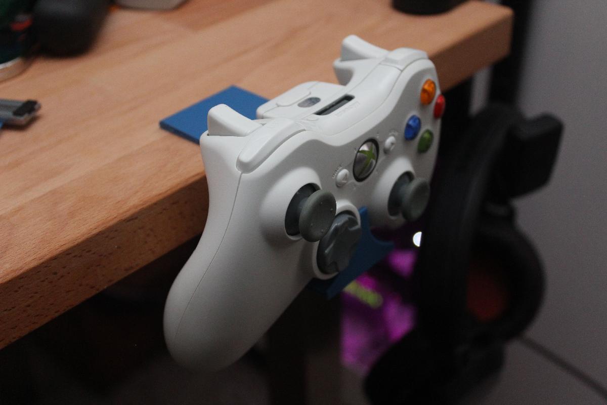 Suporte para controle Xbox 360 na mesa Gerton da Ikea