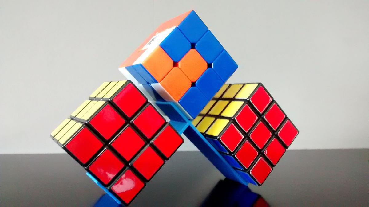Suporte triplo para cubo magico