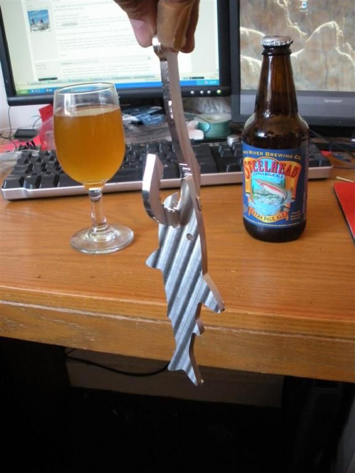 Abridor de garrafas em forma de tubarao e anzol