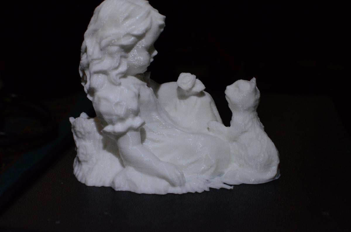 Escultura de Menina e Gato no Jardim