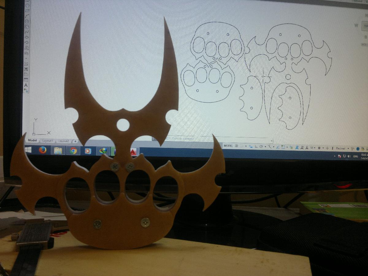 Faca com soco ingles decorativa