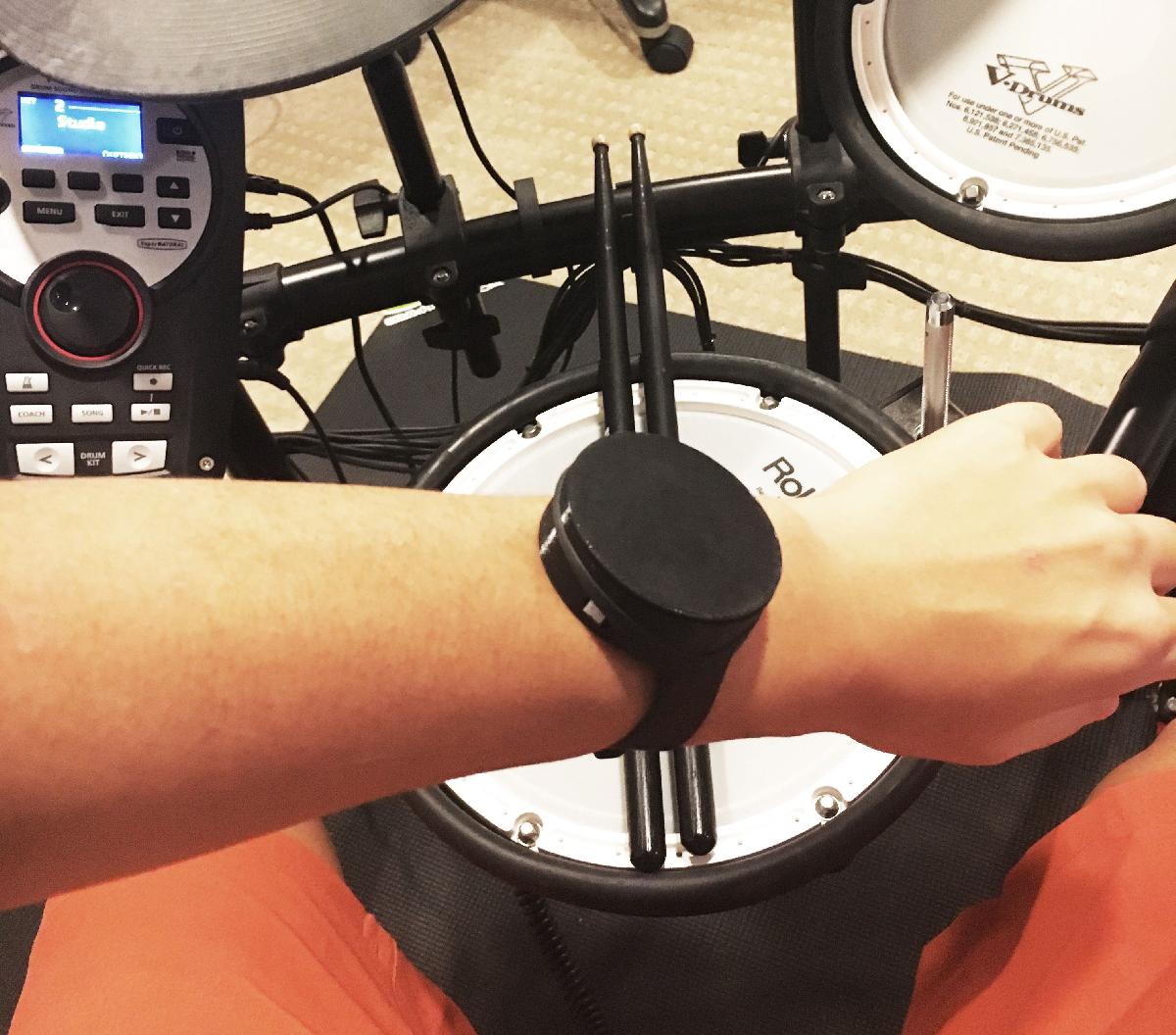 Metronomo inteligente vestivel alimentado por motor haptico