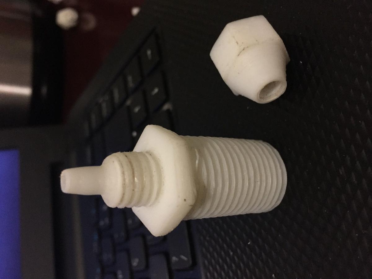 Adaptador de tubo de parede para mangueira fina