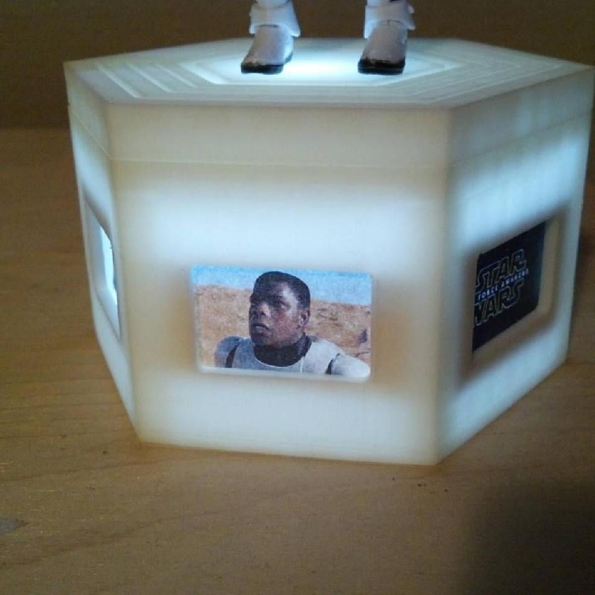 Base de exibicao do filme Star Wars: O Despertar da Forca com LED