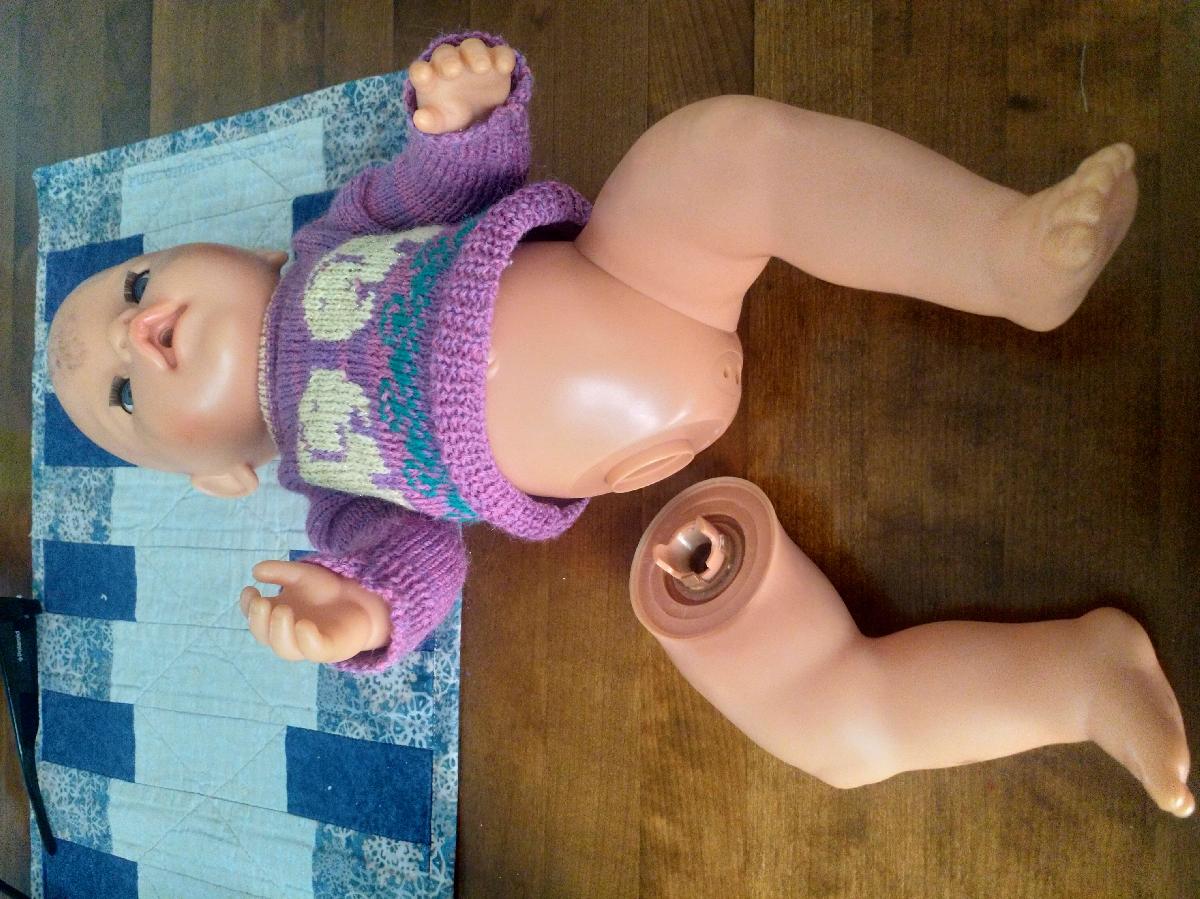 Conserto da articulacao da perna do bebe nascido