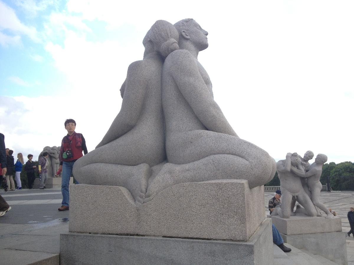 Escultura de Vigeland 1   Homem e Mulher Inclinados