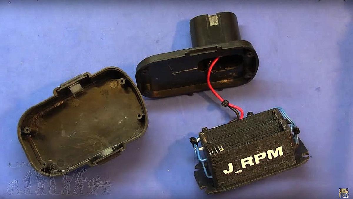 Compartimento de bateria para 4x baterias 18650 e seu circuito de protecao e controle de carga.