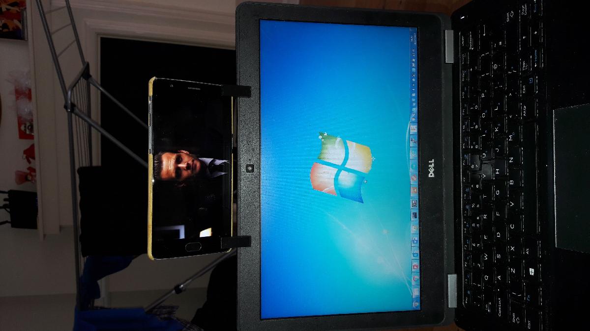 Suporte para telefone no laptop