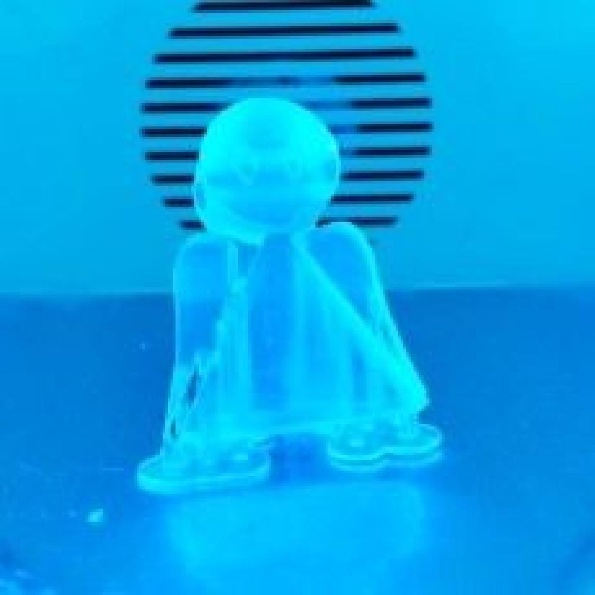 Um pingente em forma de anjo