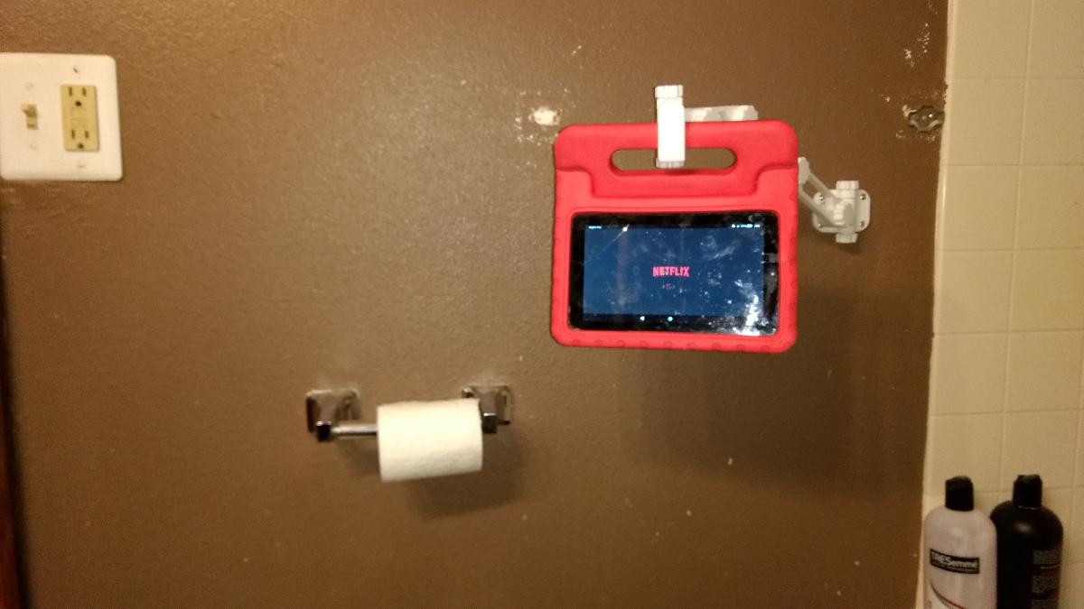 gancho articulado para tablet montado na parede