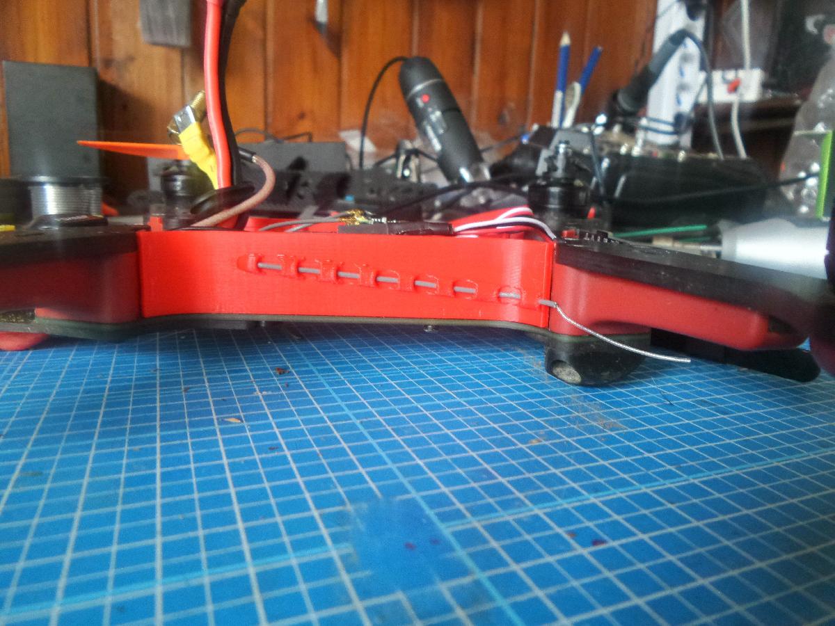 Painel lateral do Vortex 250 pro com canal para antena