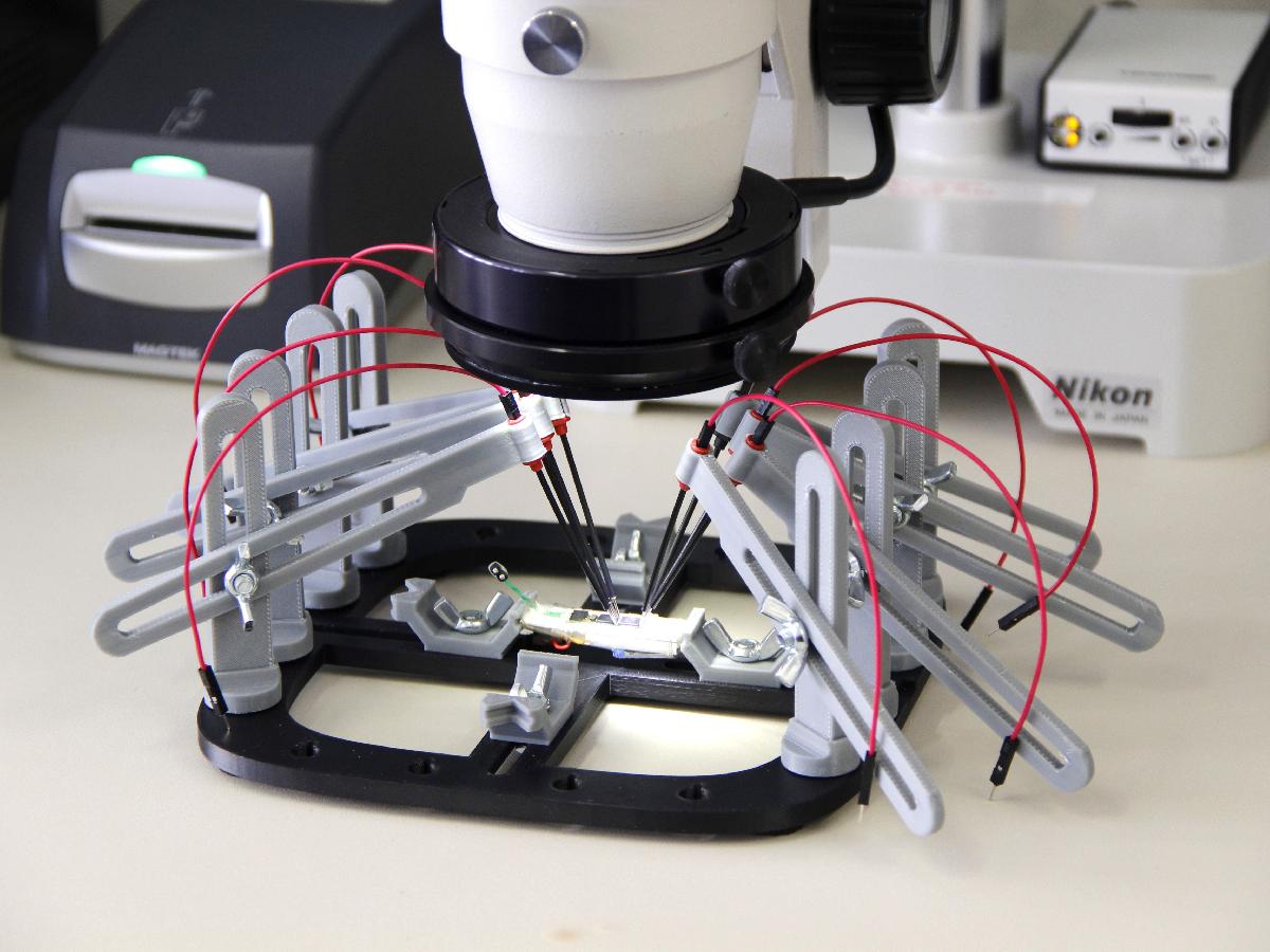Estacao de trabalho PCB com bracos de guindaste