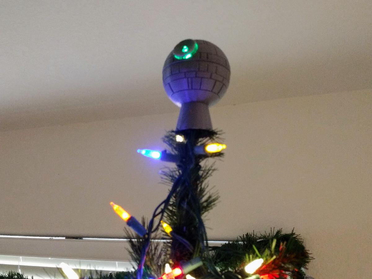 Topper iluminado da árvore de Natal da estrela da morte