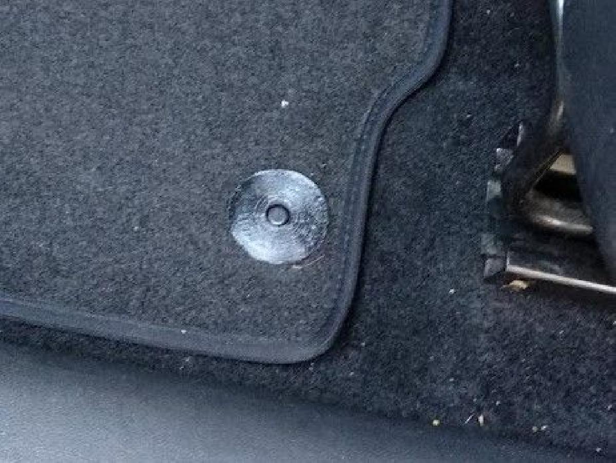 Fixador de carpete   Peugeot 208