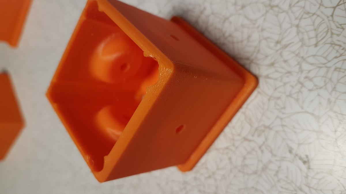 Conector de perna Lack da IKEA quando uma metade ou ambas sao ocos