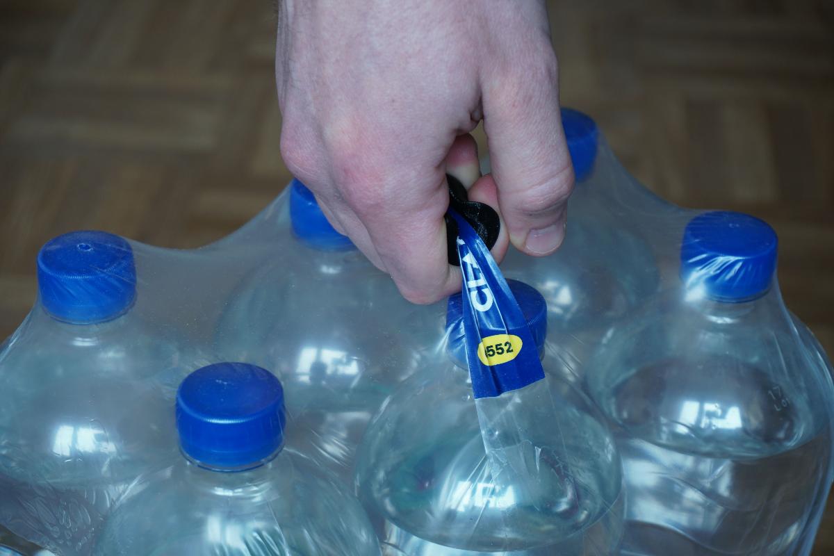 Cabo ergonomico para seis unidades de agua / sacolas plasticas