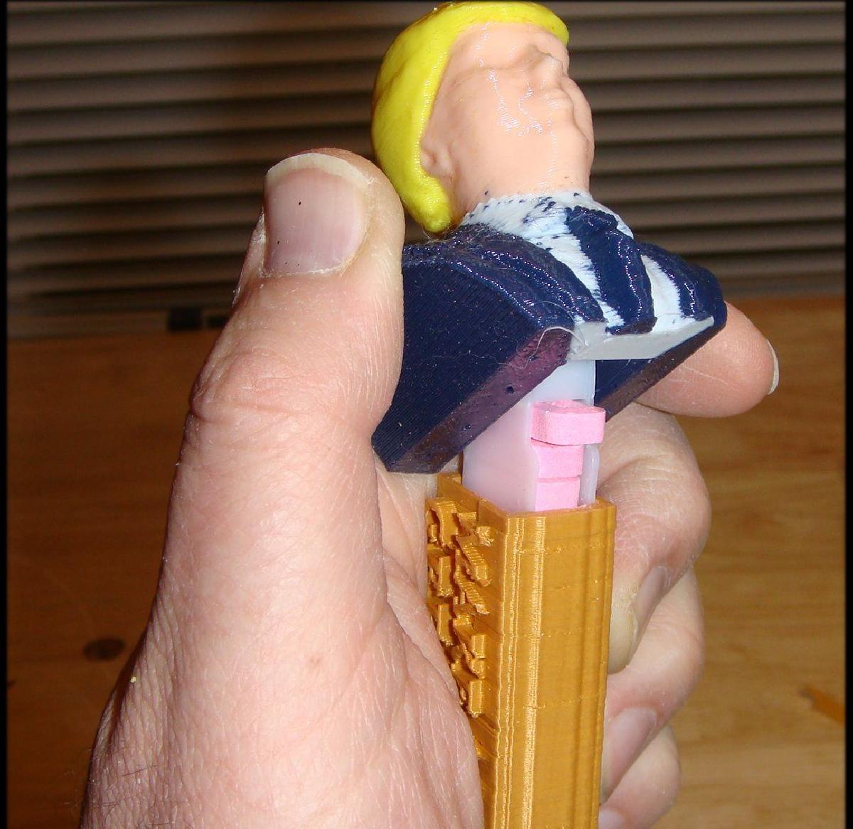 Dispensador de PEZ Trump multicolorido