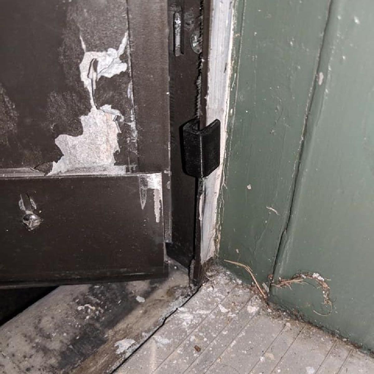 Calco para porta de tempestade (para dobradica quebrada)