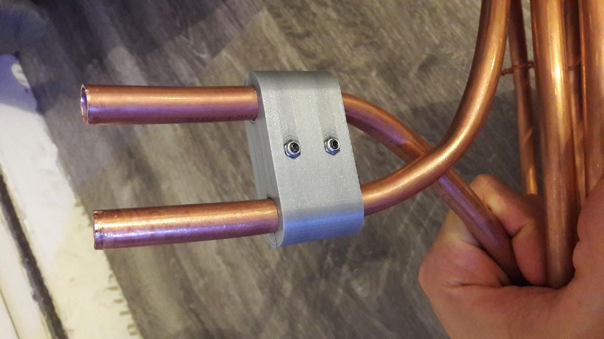 Bracadeira dupla para tubo de 12mm