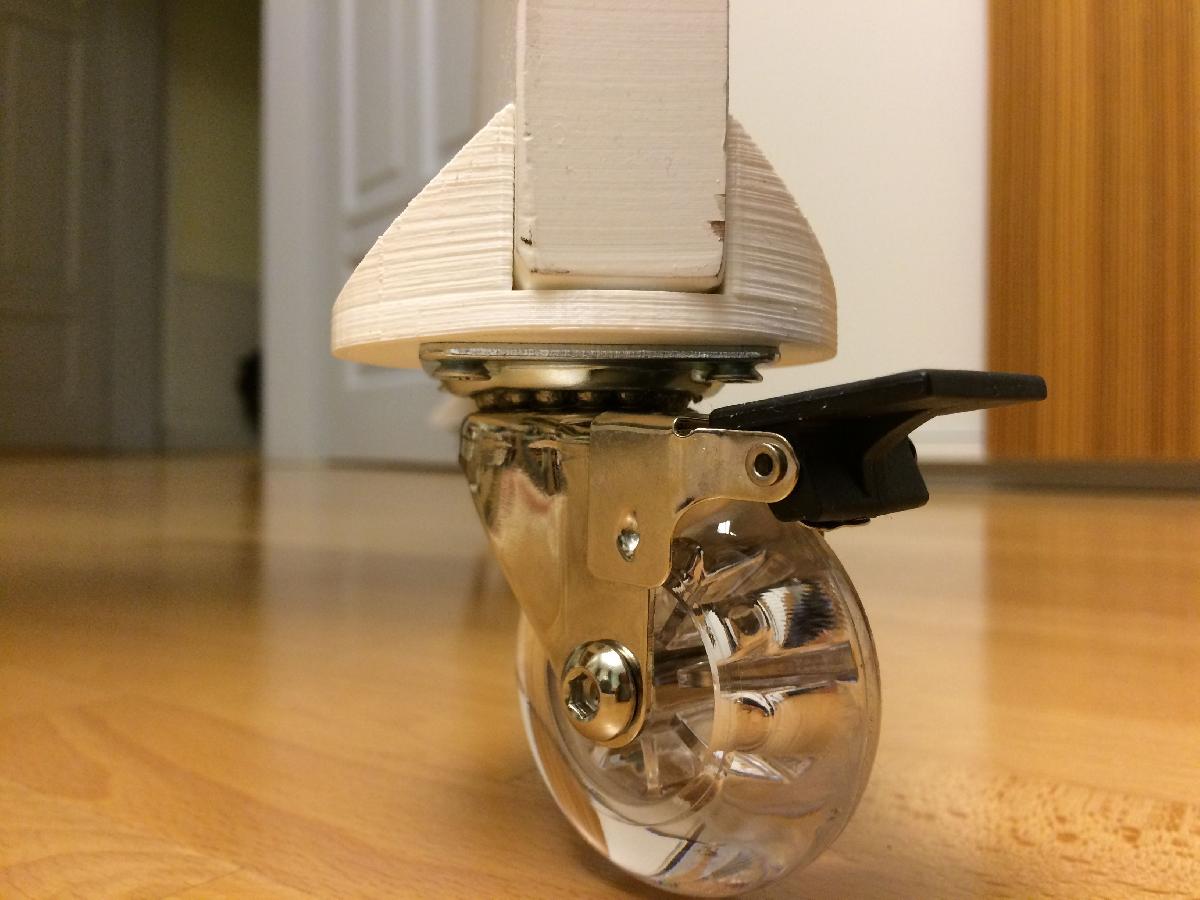 Placa de montagem Snapfit para roda de movel em uma placa de madeira vertical