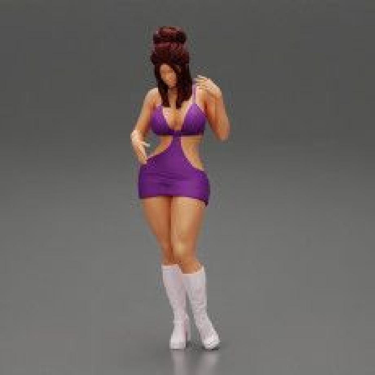Mulher atraente em vestido sexy com coque