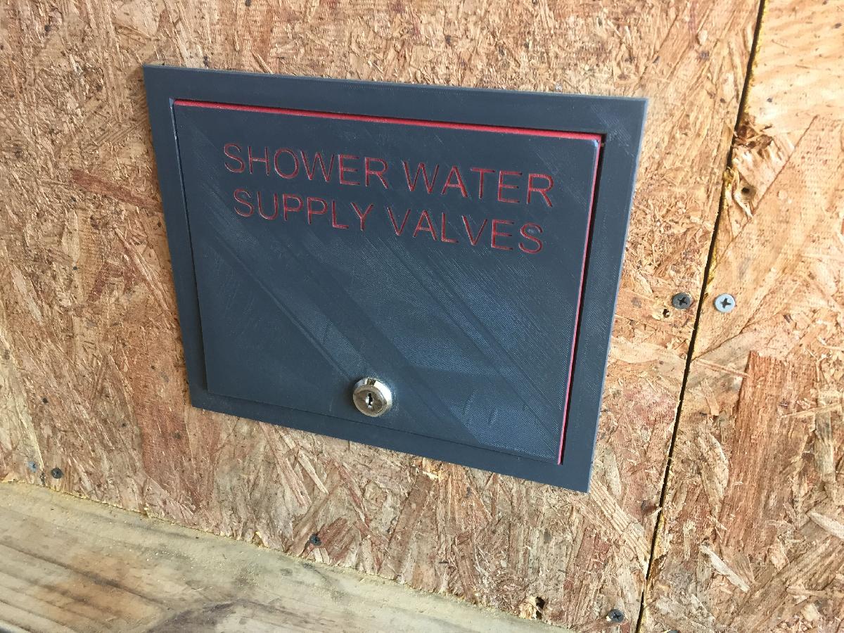 Porta de Acesso a Parede