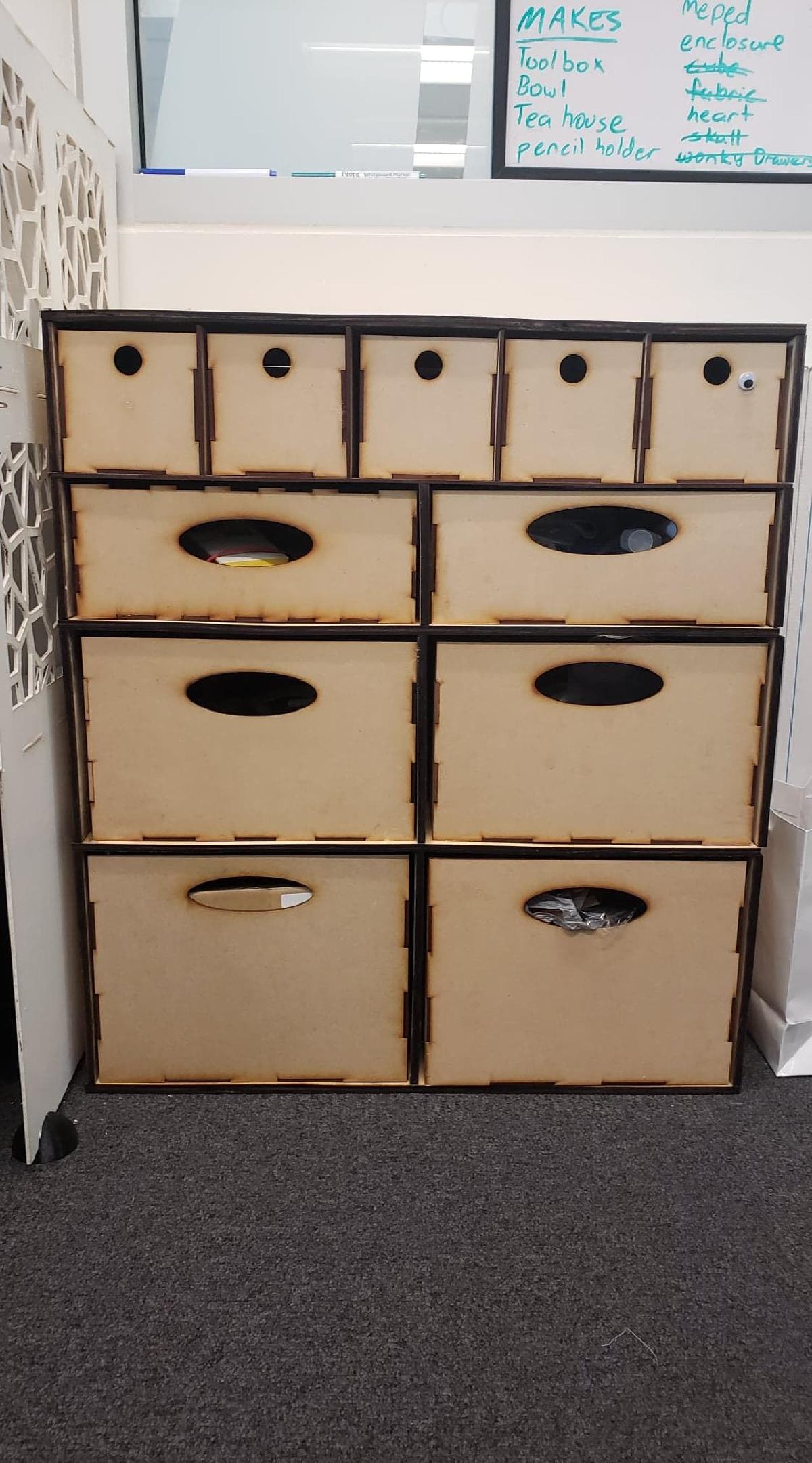 Organizador de prateleira com multiplas gavetas