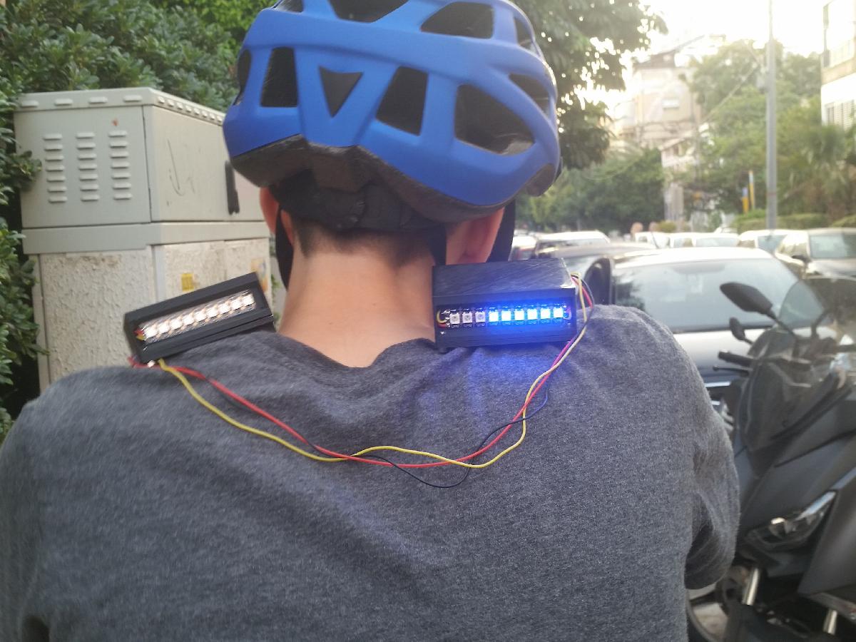 Dispositivo de sinalizacao traseira iluminado