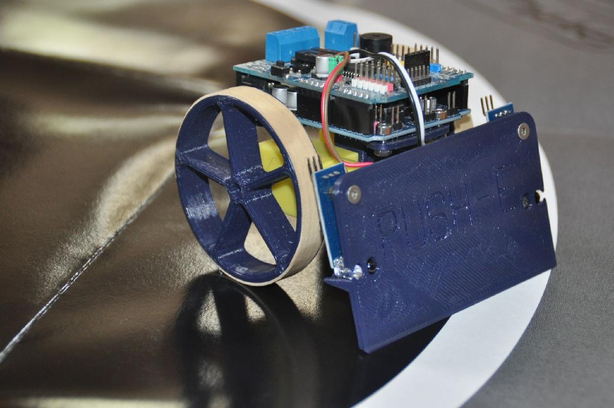 Teste simples do bot do sumo do arduino do PUSH E Mini SUMO