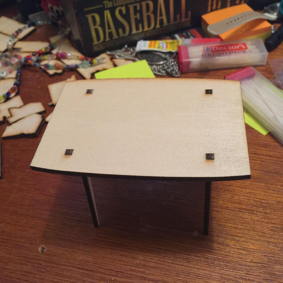 Mesa Moderna Miniatura Cortada a Laser