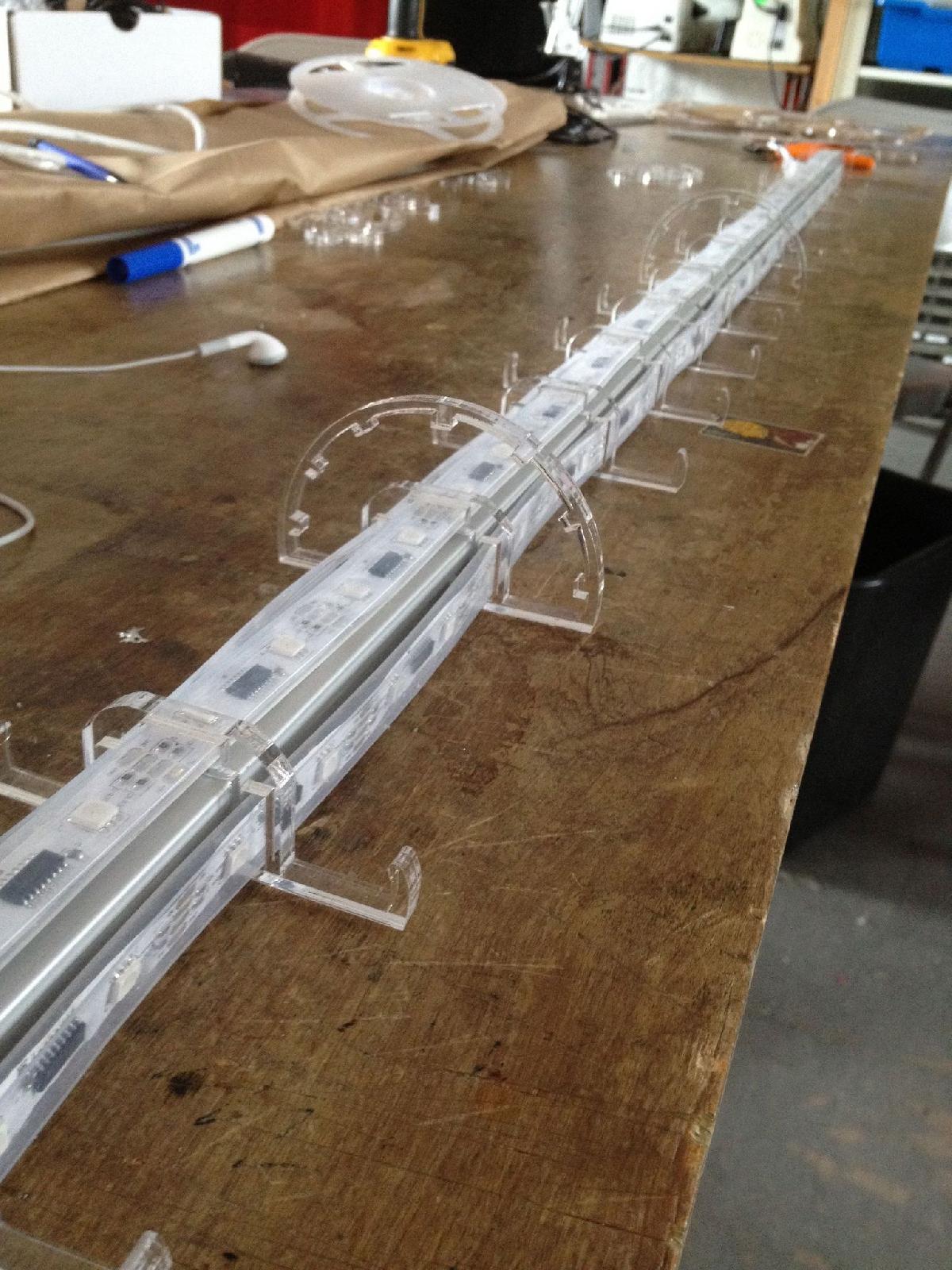 Bracadeiras para fitas de LED em canaleta de aluminio