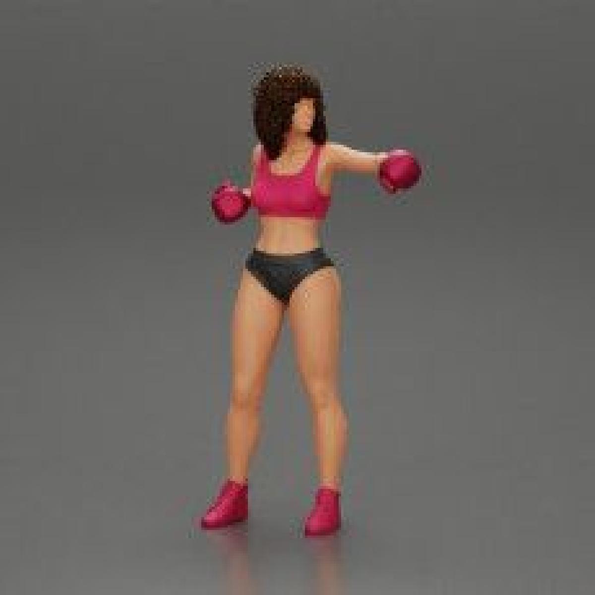 mulher negra com luvas de boxe e cabelo cacheado pronta para finalizar sua oponente