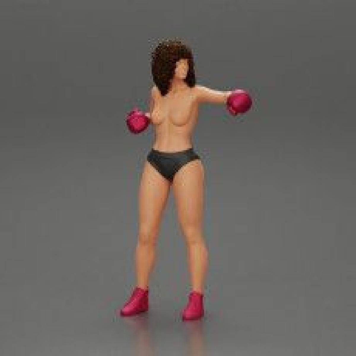 mulher com seios nus negros em luvas de boxe com cabelo cacheado pronta para finalizar sua oponente