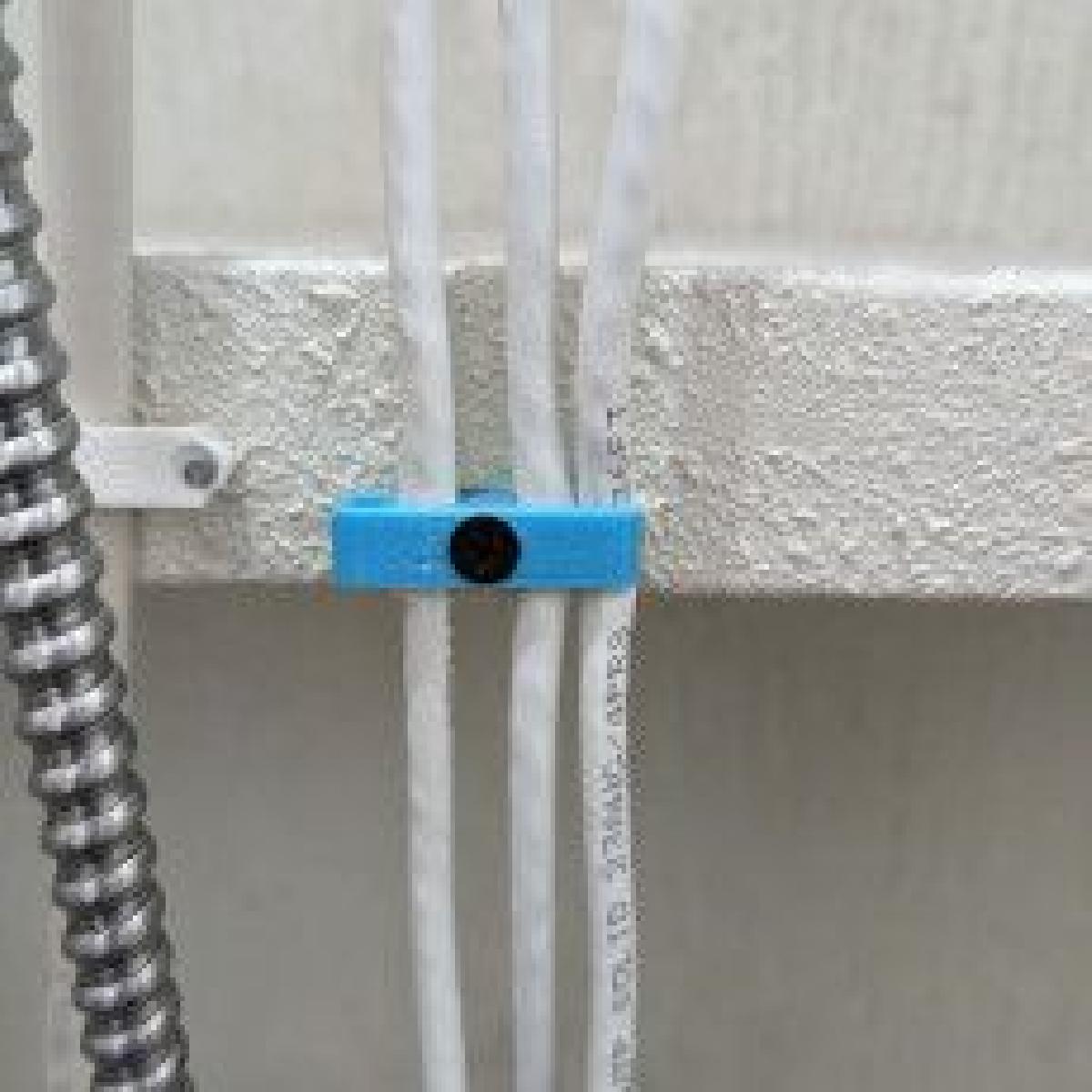 CORREDORES DE CABO ETHERNET COM UM TIJOLO DE FECHO E FURO DE PARAFUSO
