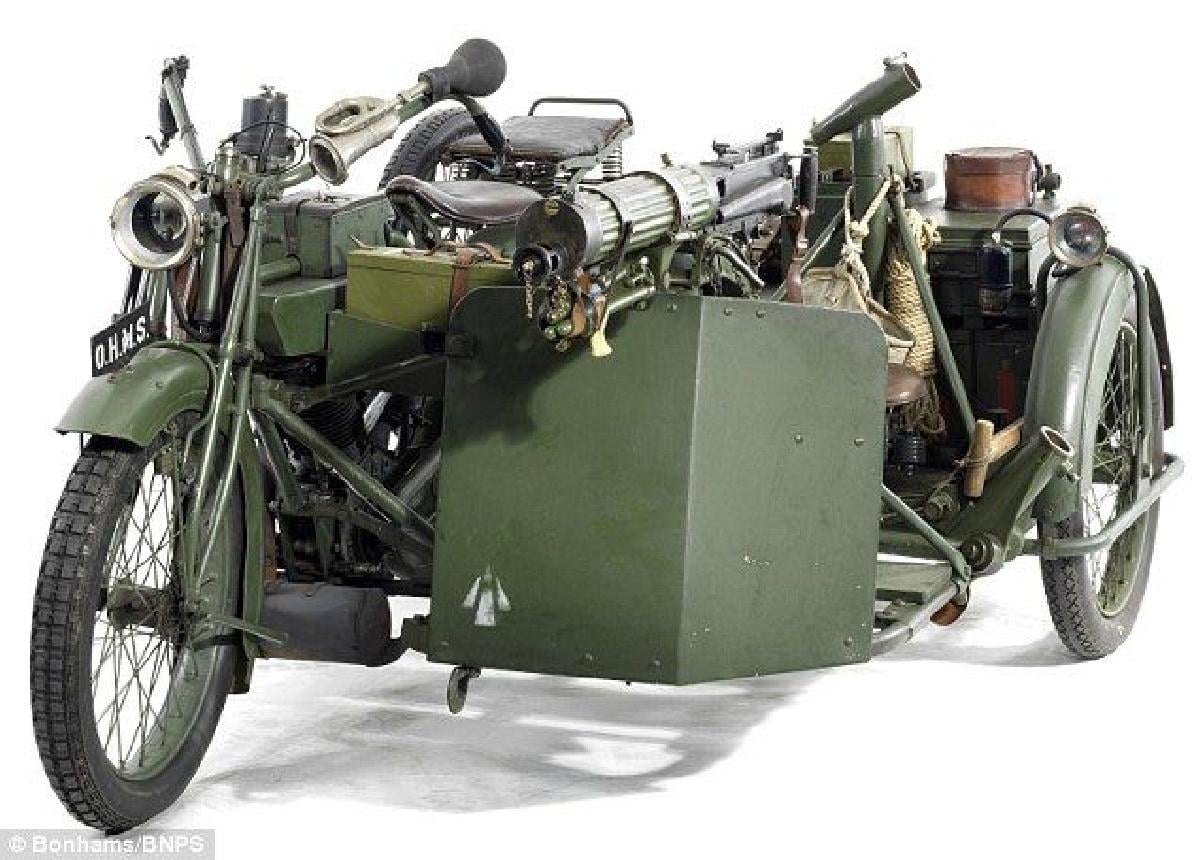 Motocicleta BEF da Primeira e Segunda Guerra Mundial com carro lateral