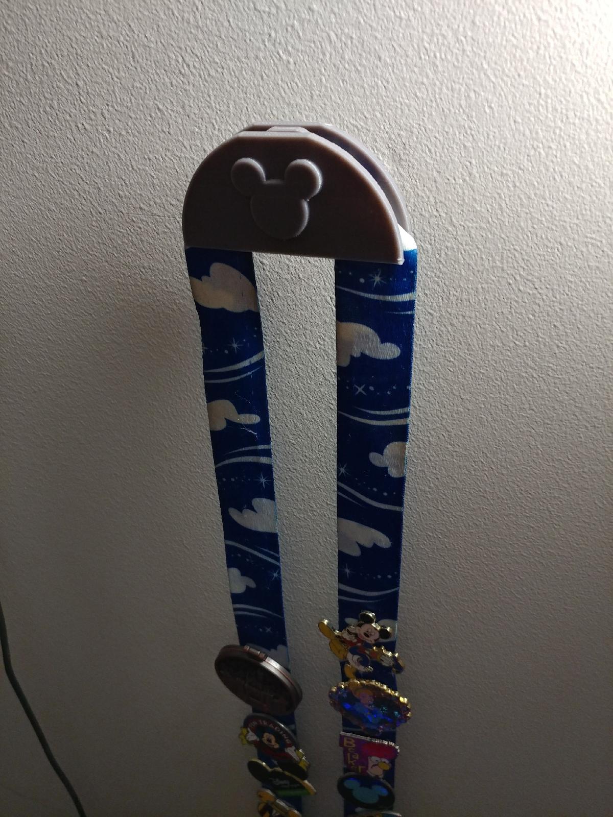 Suporte de parede para cordao de pins da Disney