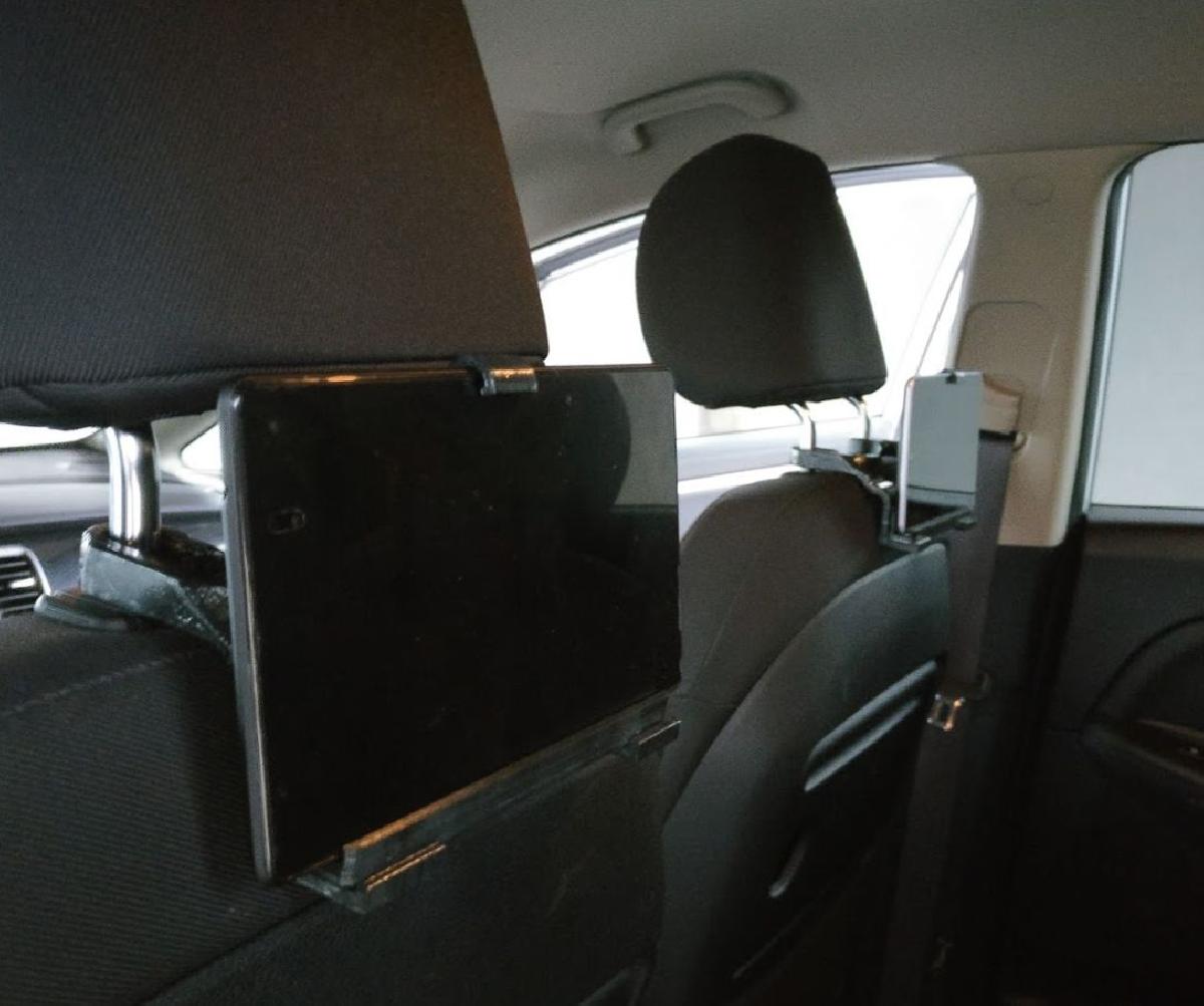 Montagem do tablet do banco traseiro do carro