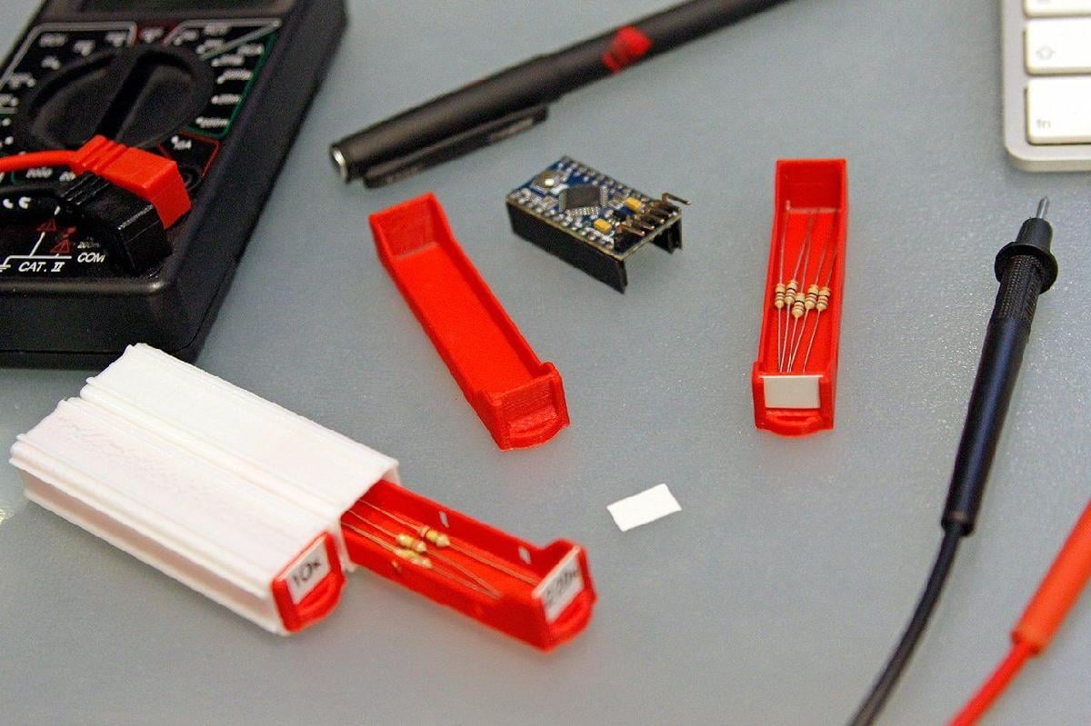 Caixa de resistor empilhável com etiquetas