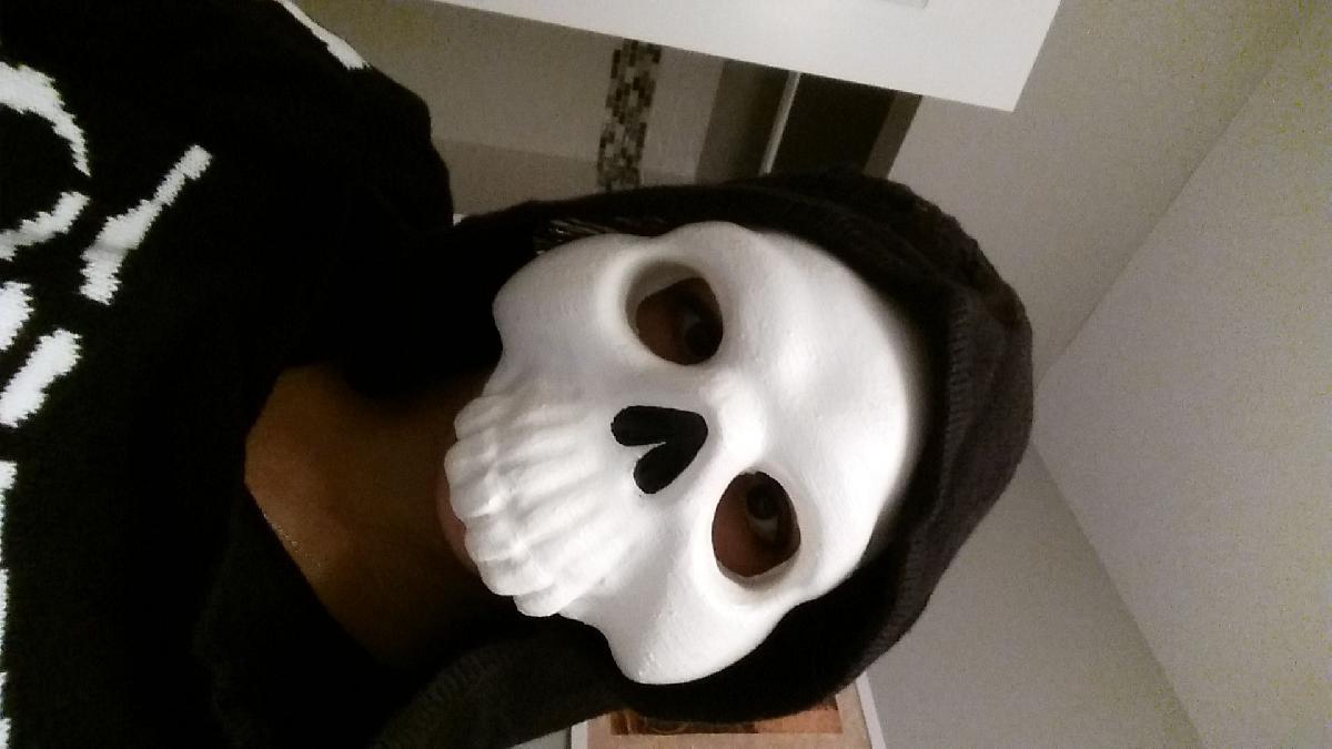 Caveira Metade Brilhante no Escuro