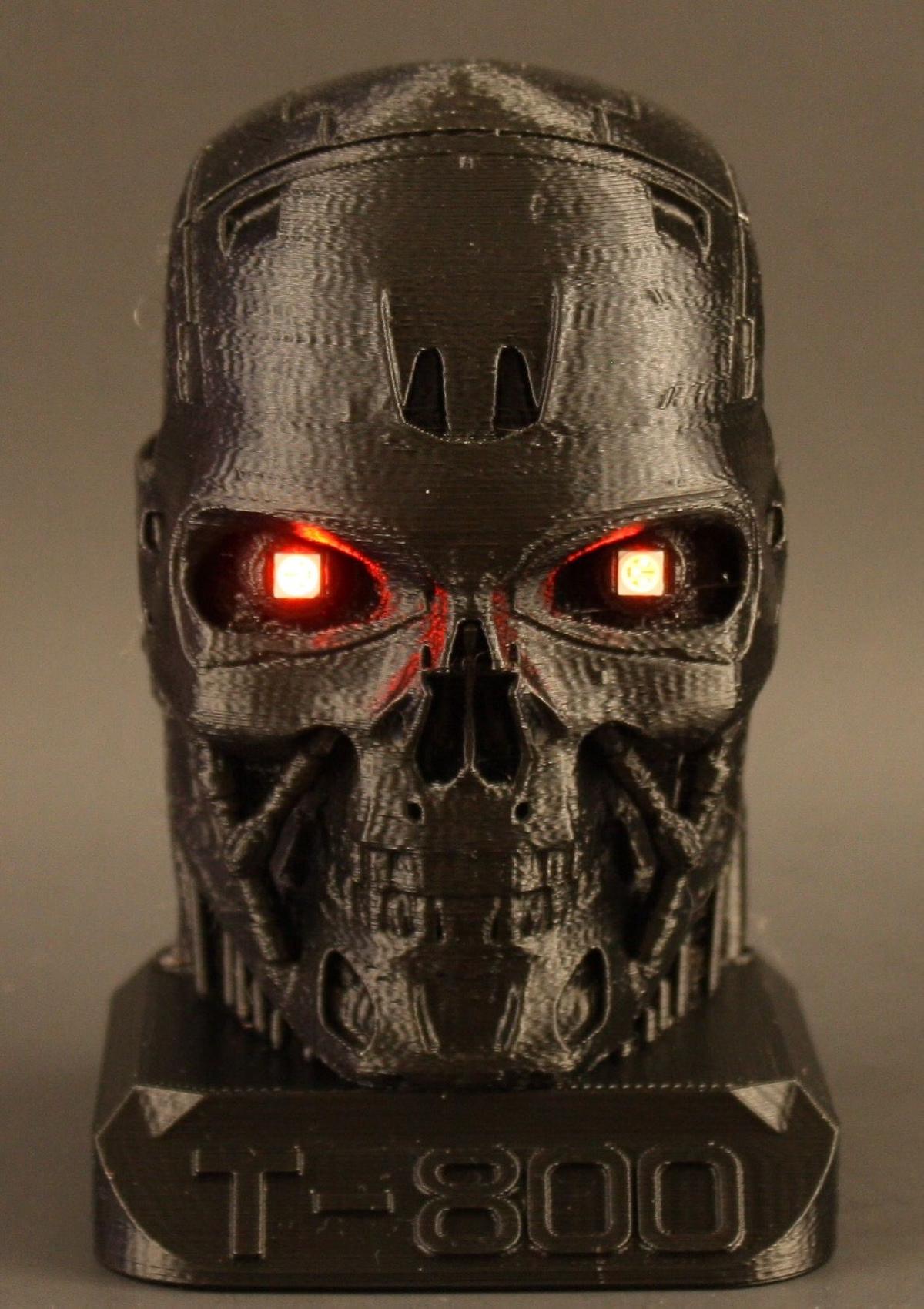 Terminator eletrificado com olhos de LED