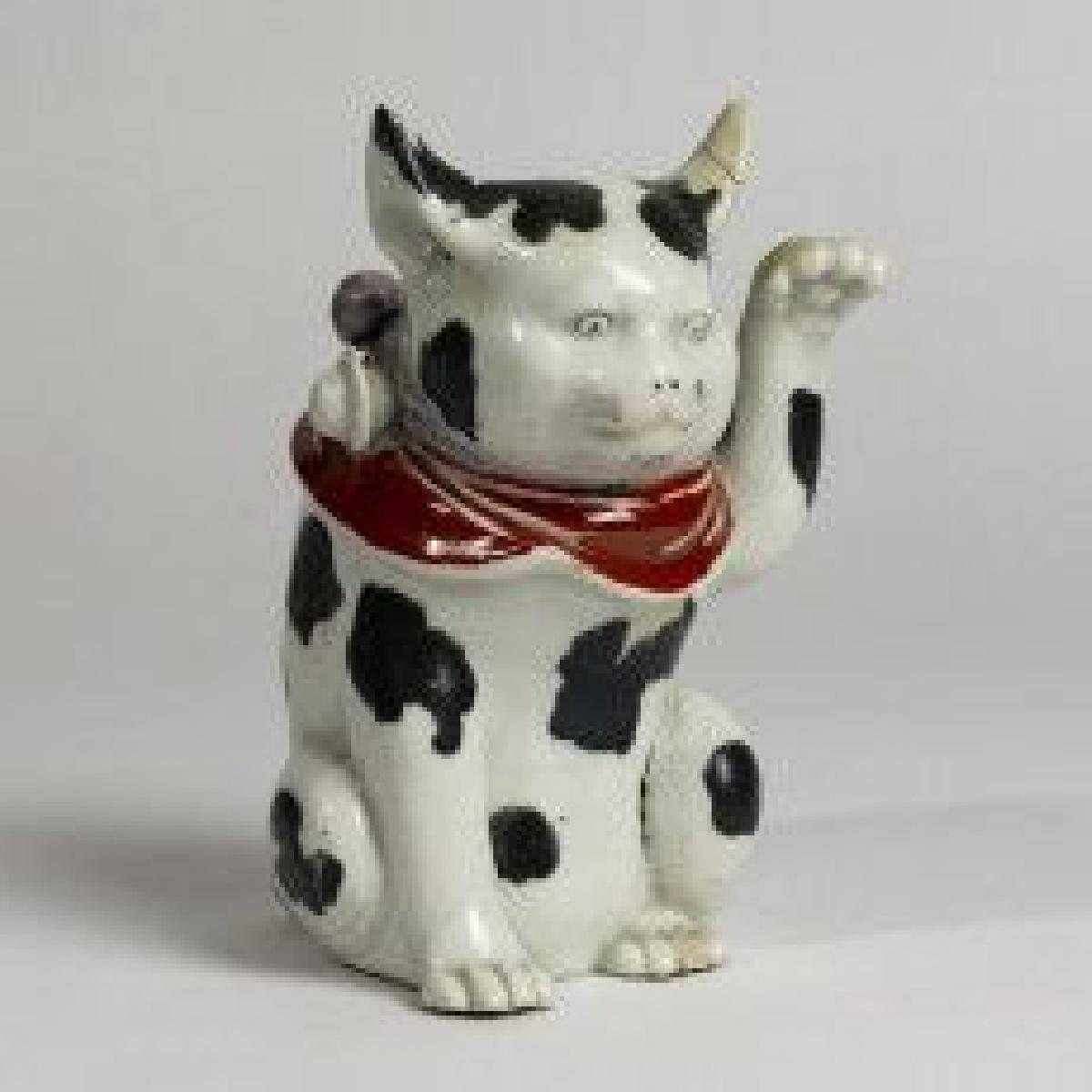 Estatua de porcelana de um gatinho