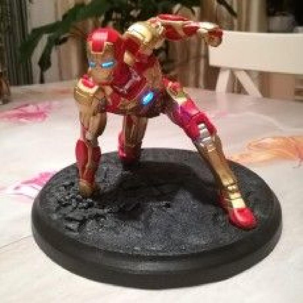 Homem de Ferro MK42 Super Hero Landing Pose com luzes