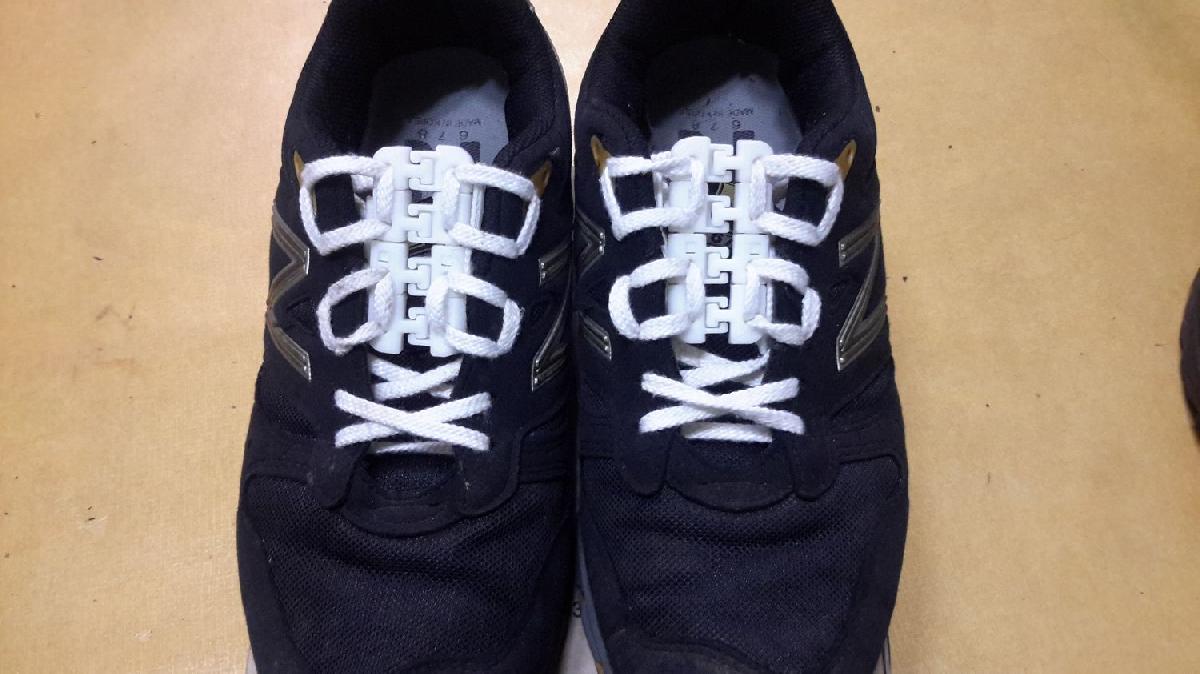 Dispositivo de amarração de sapatos articulados