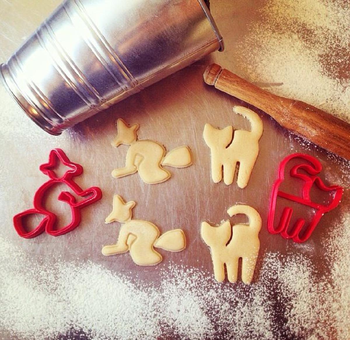 Bruxa de Halloween e cortadores de biscoitos de gato