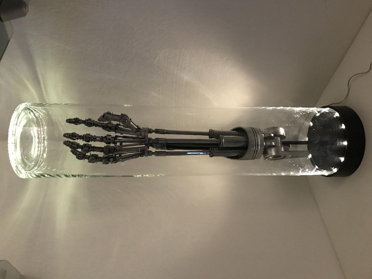 DIY Life Size Terminator Arm Lâmpada