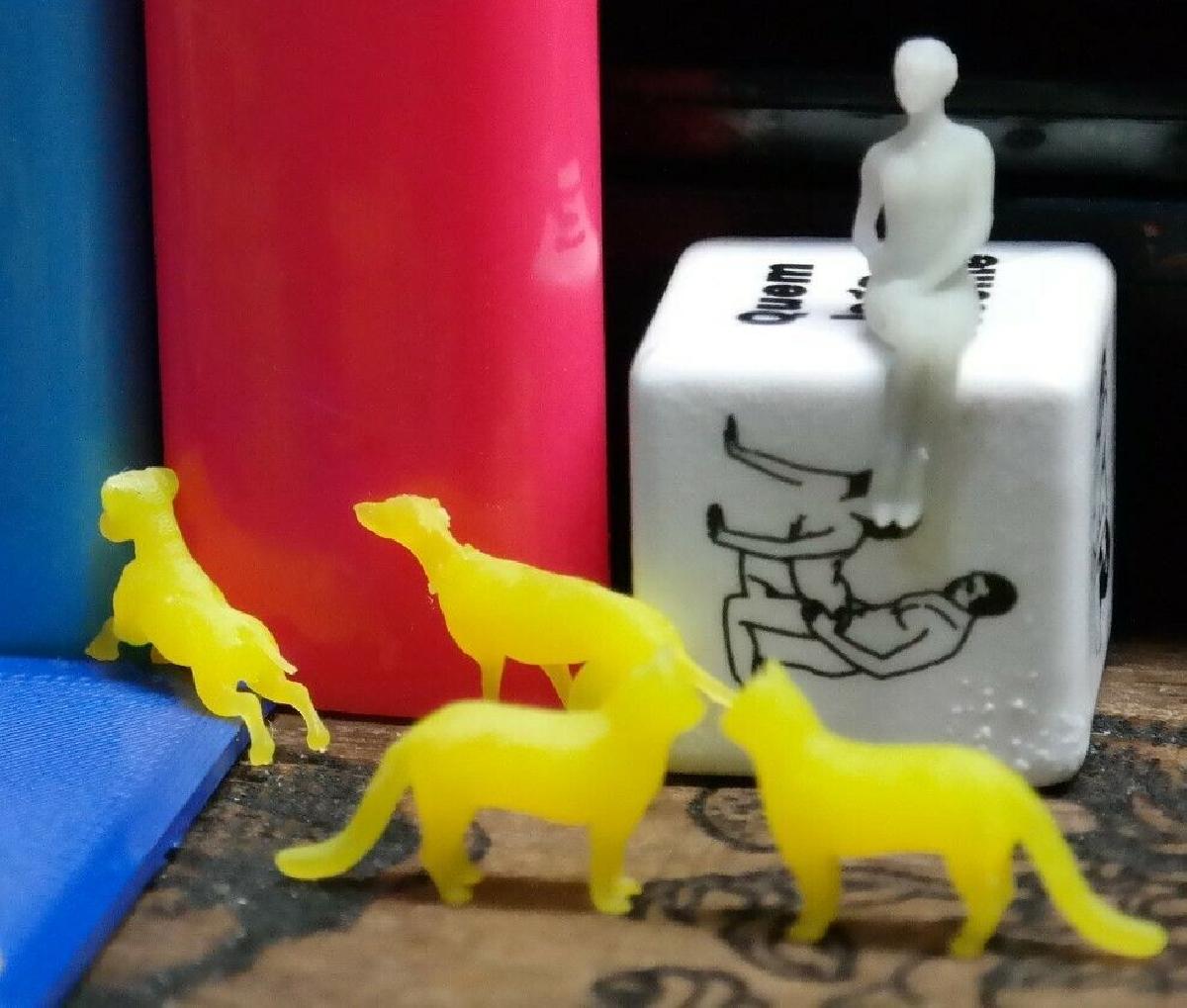 Cachorro magro correndo unica base