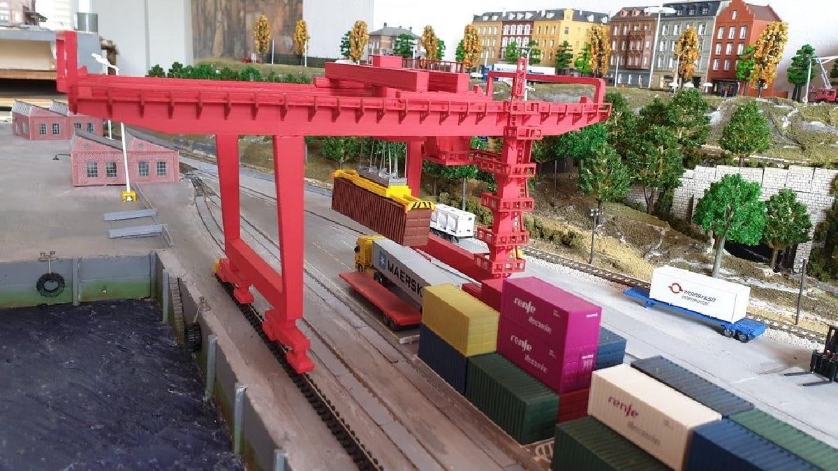 Grúa pórtico para contenedores escala N. Container Crane for N gauge
